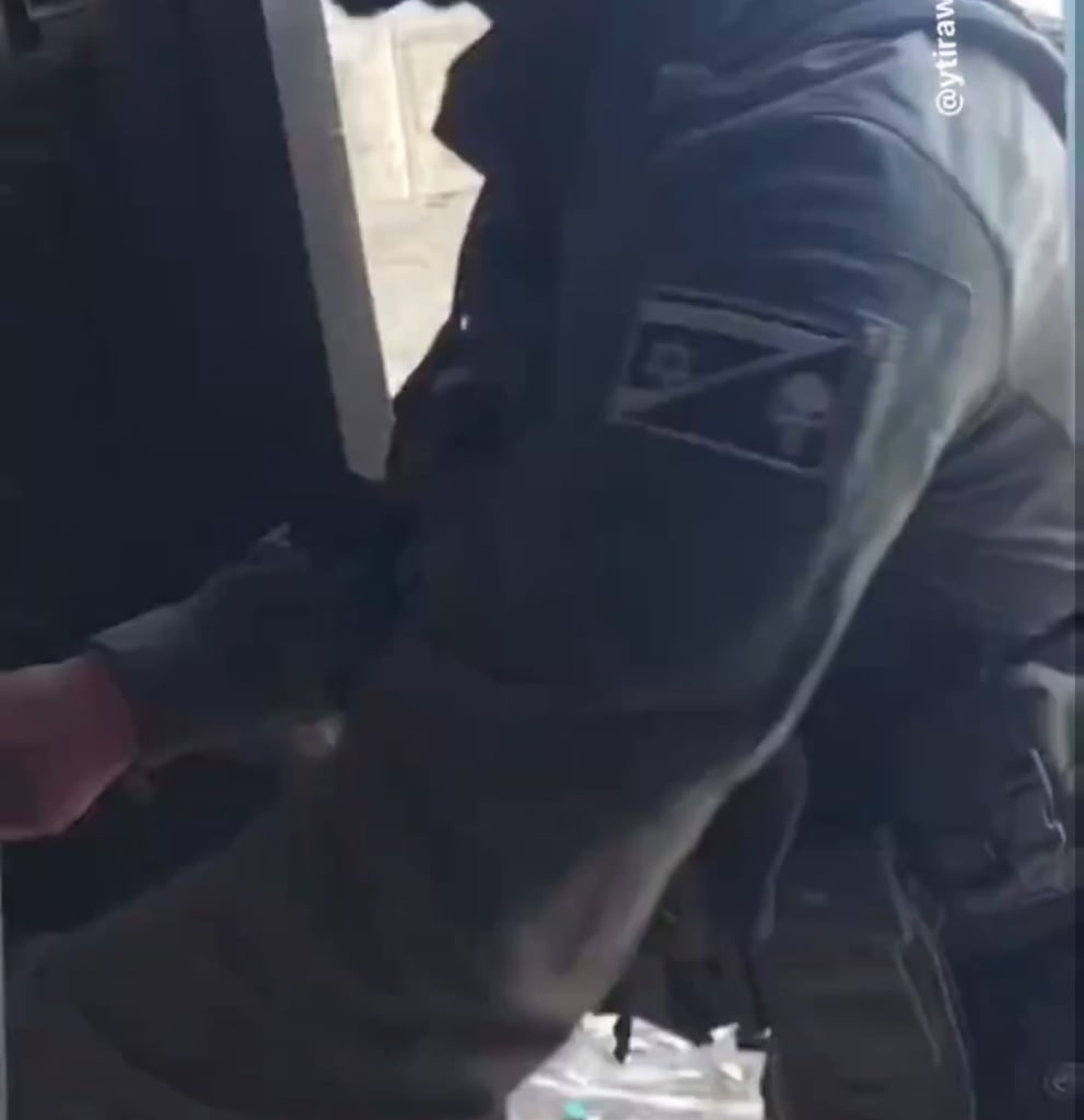 Extraits des derniers exploits de l'IDF sur Instagram : destruction et incendie en narguant la Haye; s'amuser avec les jouets des enfants, et coller les photos de famille accompagnés de tags cyniques