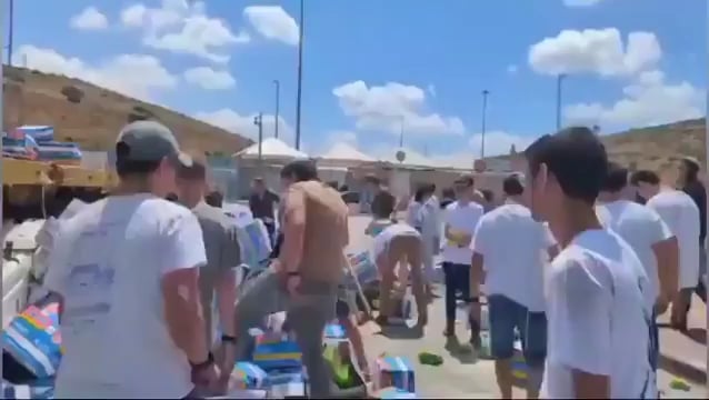 Une foule de colons israéliens attaque des camions jordaniens transportant une aide humanitaire désespérément nécessaire en direction de la bande de Gaza.