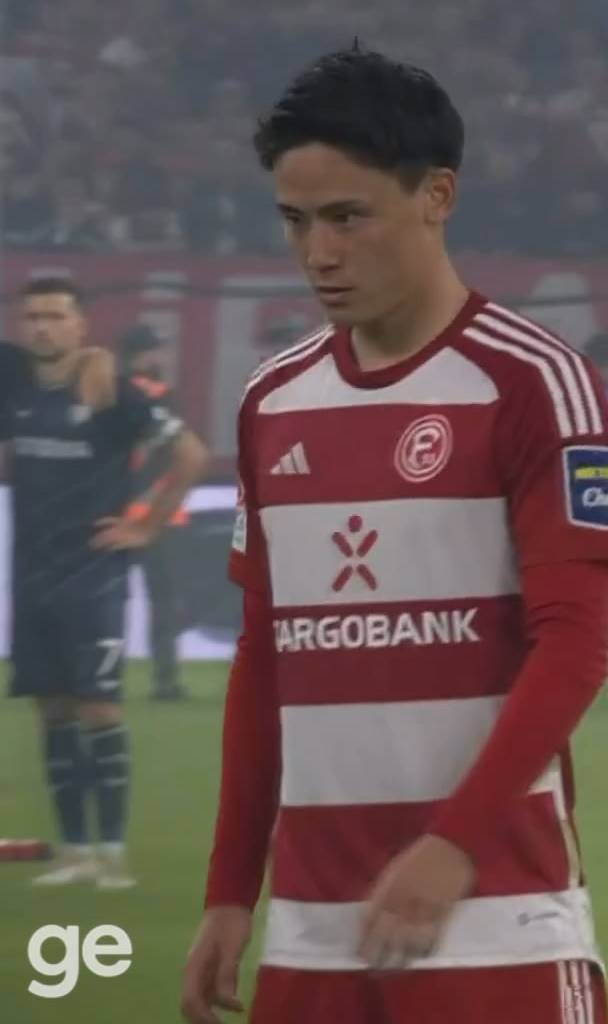 The emotional moment Takashi Uchino missed the final penalty in the Bundesliga promotion playoffs shootout between Fortuna Düsseldorf and VfL Bochum (agg: 3:3, penalties 5:6).