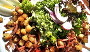 Pic 1: Mixed salad with fried bacon cubes and croûtons ― Pic 2: Mixed salad with smoked salmon, prawns, smoked turkey ― BaWü (Germany)