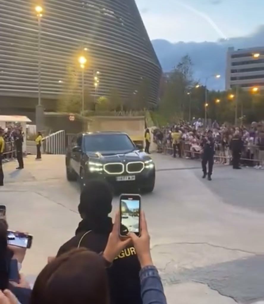 Jude Bellingham celebrates La Liga’s title win with the fans as he departs from the Santiago Bernabéu 🏟️🏆