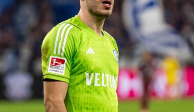 Die Stimmung in der #S04-Kabine ist nach dem personellen Tabula rasa auf dem Tiefpunkt. Der menschliche Umgang der Vereinsführung mit Einzelpersonen hat im Mannschaftskreis für Erschütterung gesorgt.  Es flossen sogar Tränen der Enttäuschung im PLZ.
