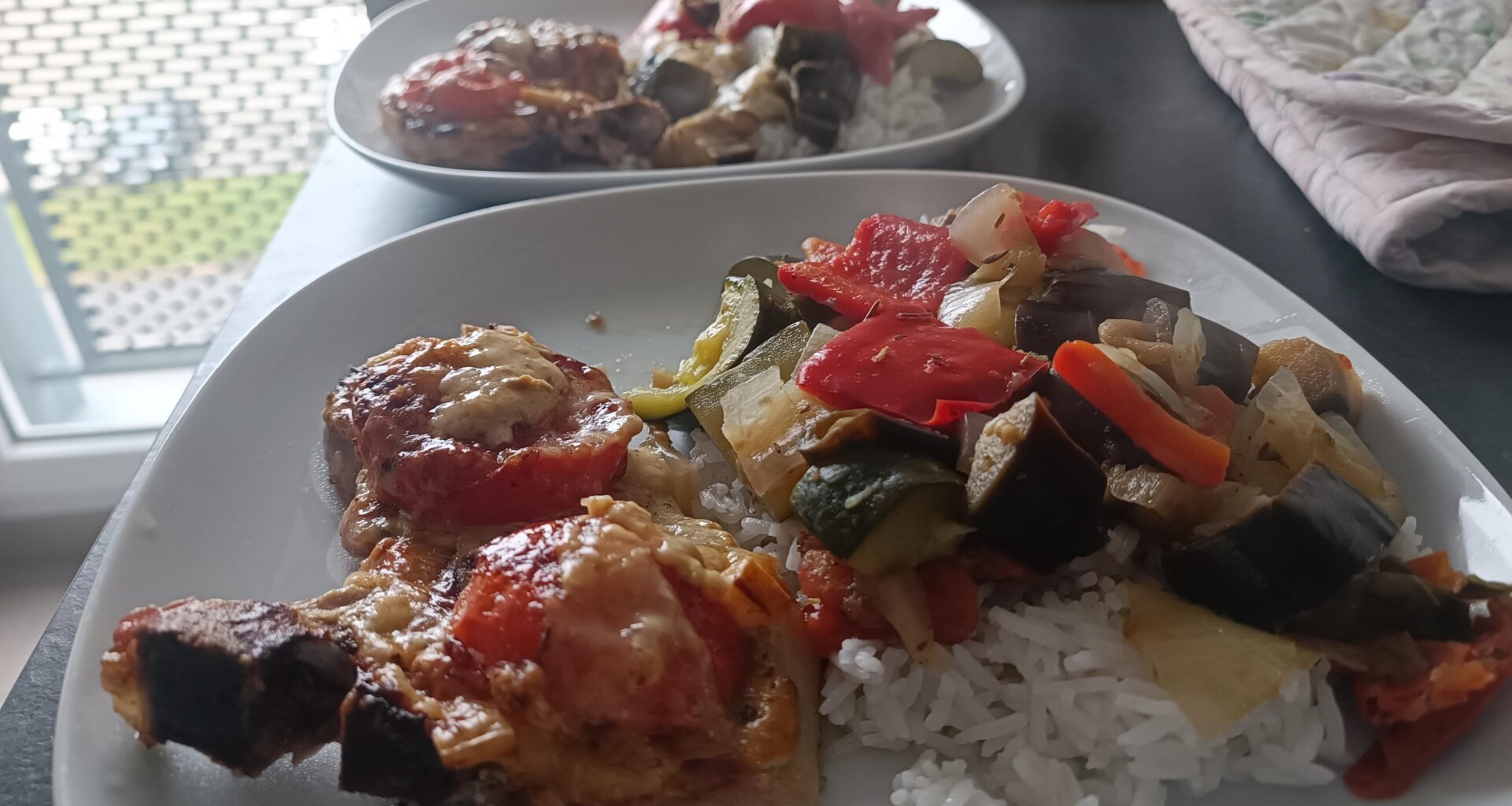 Ratatouille et côte de porc "à la sicilienne", bien sûr accompagné de riz parce que le riz, c'est la vie !
