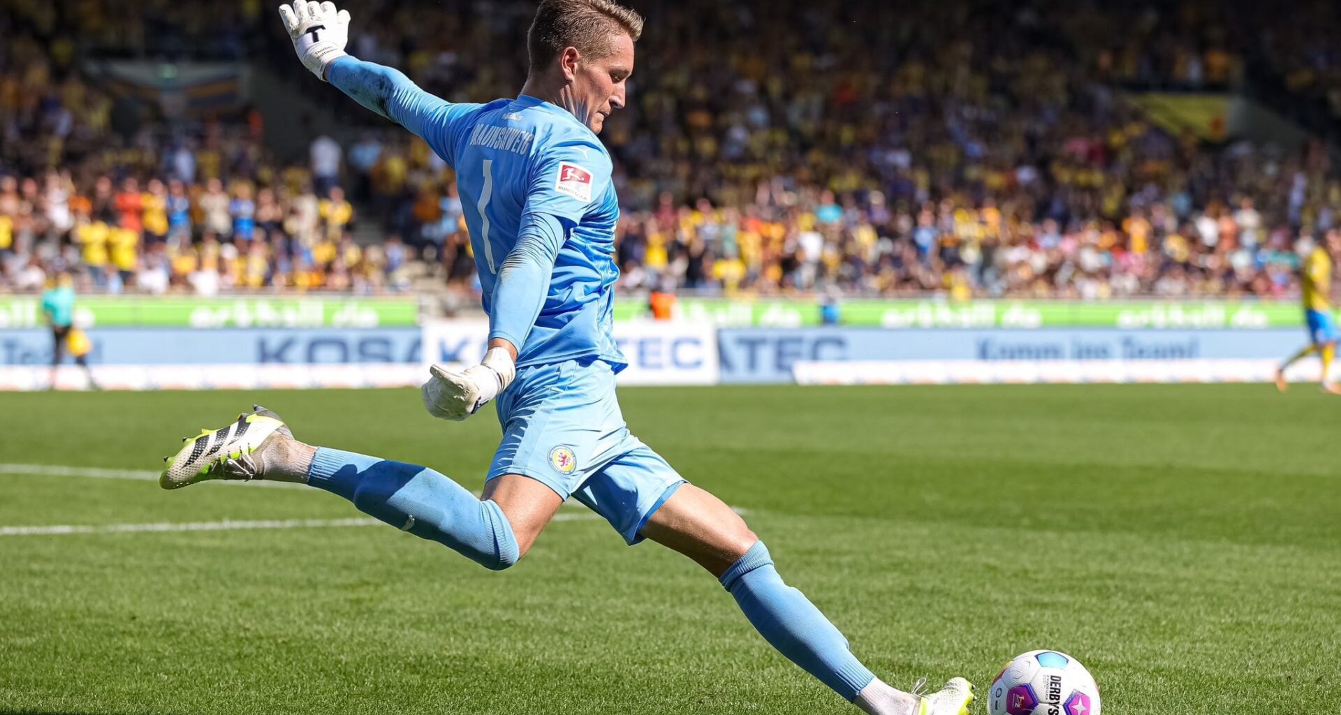 News Ron-Thorben Hoffmann | Es laufen konkrete Gespräche mit Schalke! Hoffmann, sehr offen für einen Wechsel zu Schalke. Hat aber auch eine konkrete Option im Ausland. Und Ben Manga hat weitere Namen auf dem Zettel. Noch keine finale Entscheidung. Aber S04 mit guten Chancen.