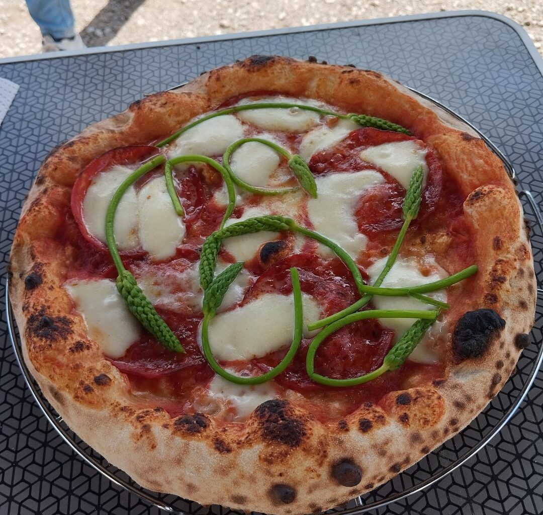 Pizza chorizo & aspergette des bois