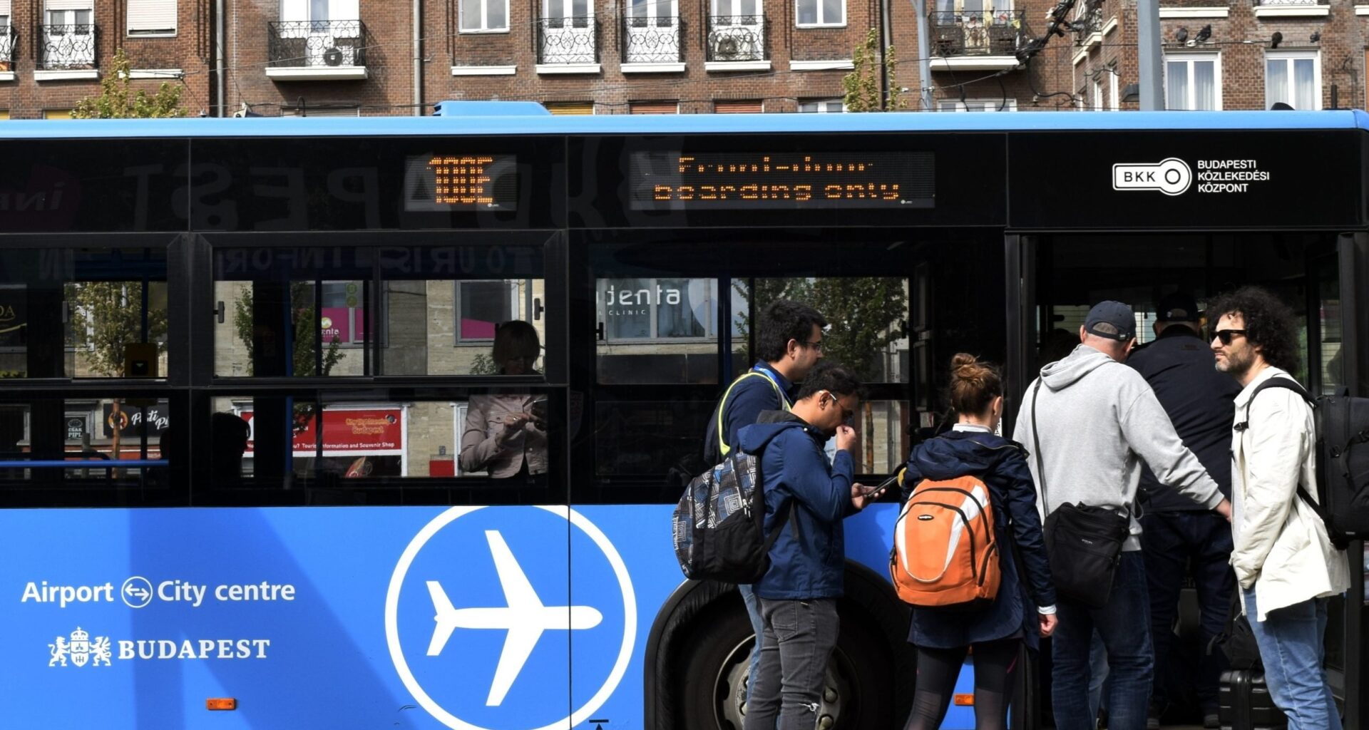 A fiatalok több mint fele legszívesebben elköltözne Magyarországról | G7