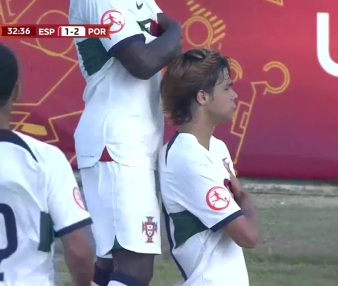 Portugal estreou-se no Euro Sub-17 ao vencer a Espanha por 2-1.