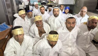 L'armée israélienne a publié une photo officielle de ses récentes opérations à l'hôpital Al-Shifa. 

On y voit plusieurs médecins, dont le Dr Murad Al-Qouqa, chef du service orthopédique, et un certain nombre de journalistes, dont le journaliste vétéran Emad Al-Ifrangi.