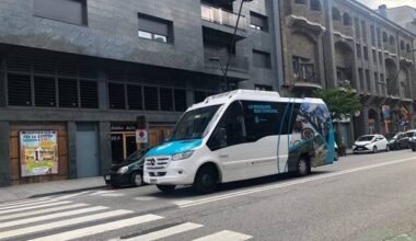 S'enfada a l'autobús, es planta enmig de la carretera per aturar el trànsit i insulta als policies
