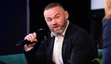 Rooney suggests some Manchester United players are choosing not to play