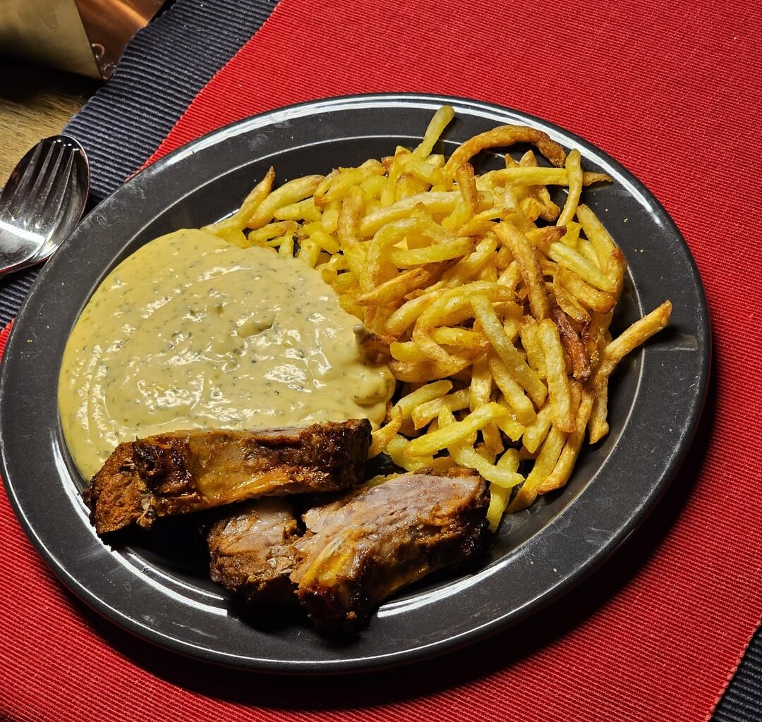 Spare ribs at homemade fries and béarnaise (and tomato sauce for the best of all wives)