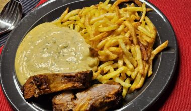 Spare ribs at homemade fries and béarnaise (and tomato sauce for the best of all wives)