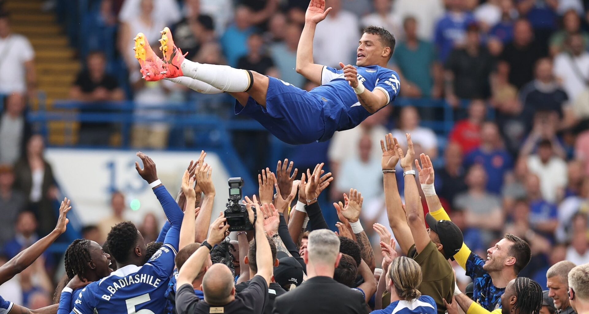 Thiago Silva: “My dream is to see my kids play for you”. “Thanks Chelsea. Thanks to the fans. I love you all. Bye bye”.