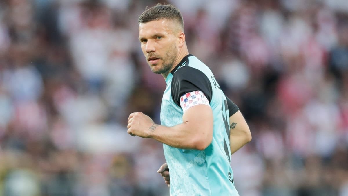 Podolski: "Es muss sich was verändern. Meine Bereitschaft wäre größer, wenn man mich früher mal gewollt hätte. In der Vergangenheit war meine Hilfe wenig erwünscht. Neid? Missgunst? Die Befürchtung, ich könnte den Verantwortlichen die Sonne nehmen und sie in den Schatten stellen? Ich weiß es nicht."