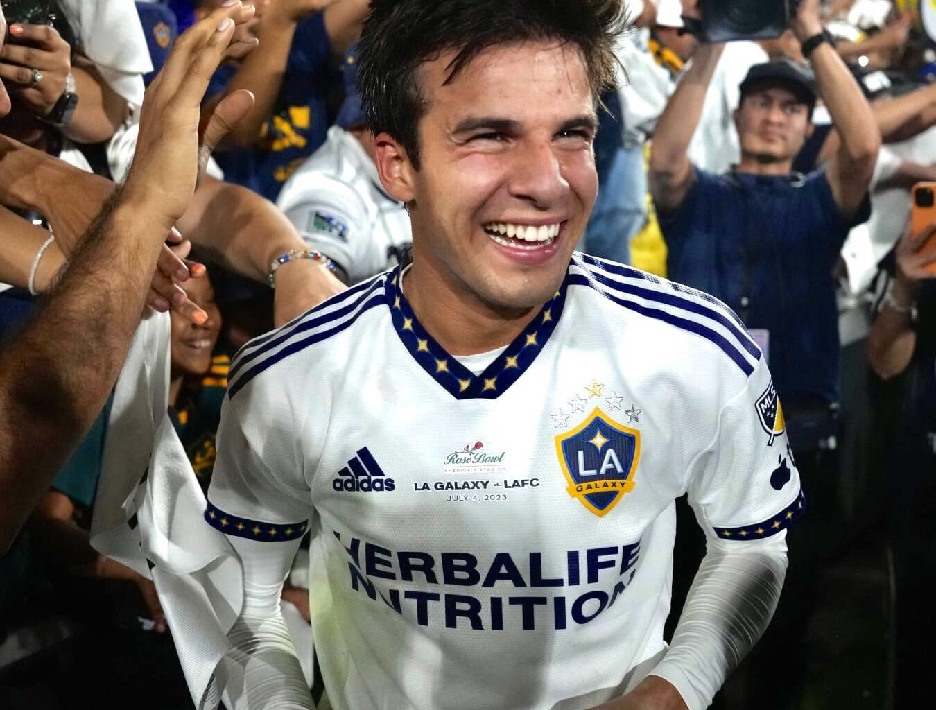 [Ojeda] To be determined how long FC Barcelona's buyback option for Puig's transfer to LA Galaxy in 2022 will be valid, but given the very critical economic situation that Barça is going through, they could have executed it to re-transfer Puig at a higher price.