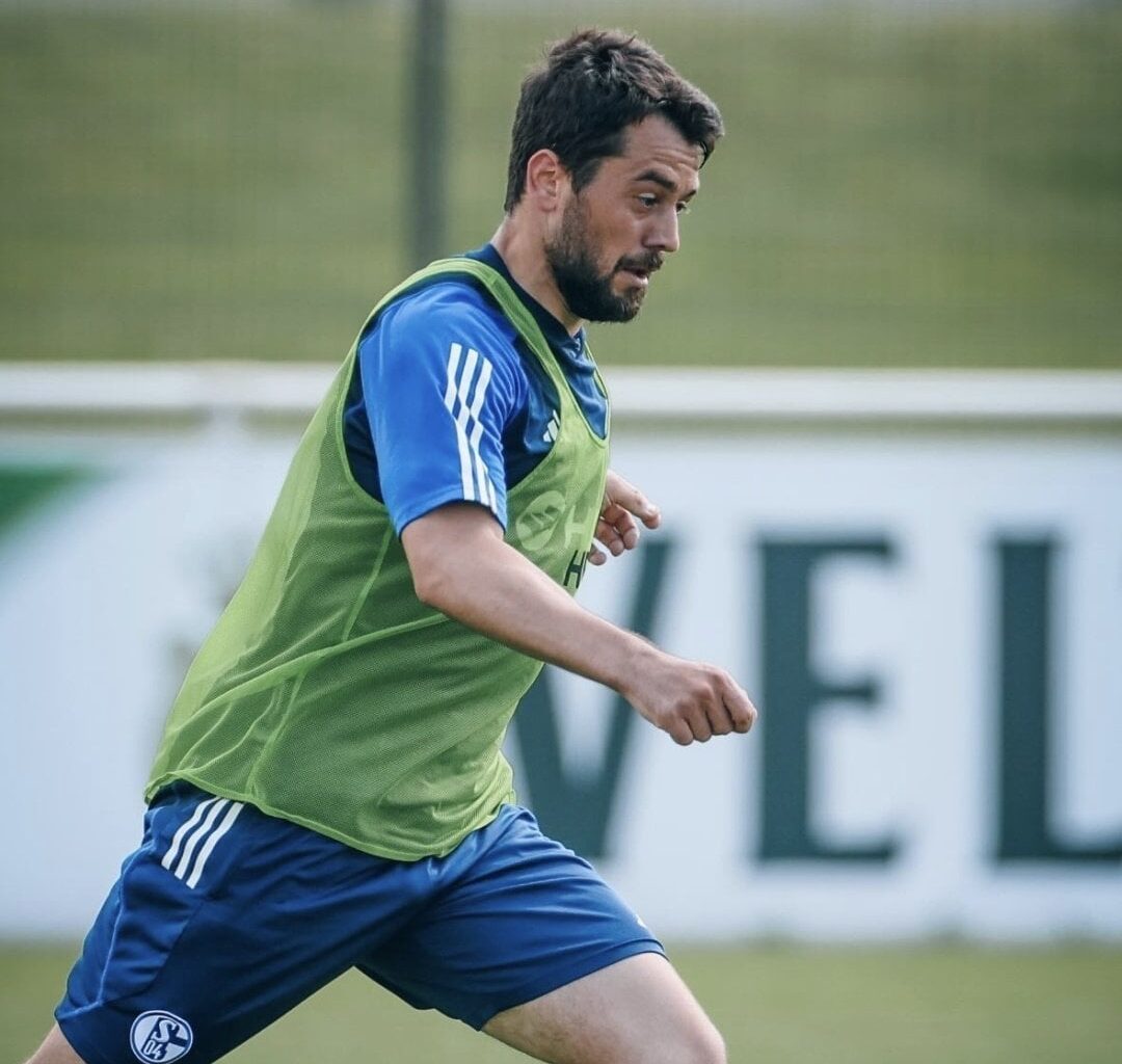 Amin Younes wird in der kommenden Saison die komplette Vorbereitung bei den Profis absolvieren. Die Chancen, dass er anschließend einen Profivertrag auf Schalke unterschreibt, sind extrem hoch.