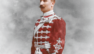 Оцветена снимка на войник в парадна униформа (1890-1910)