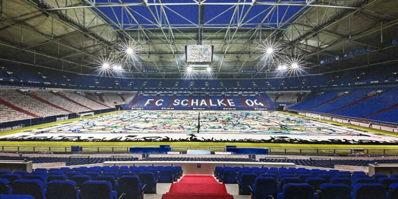 "Colourful Art of Football": Weltrekord auf Schalke aufgestellt - Künstler verwandelt Spielfeld in größtes Gemälde der Welt
