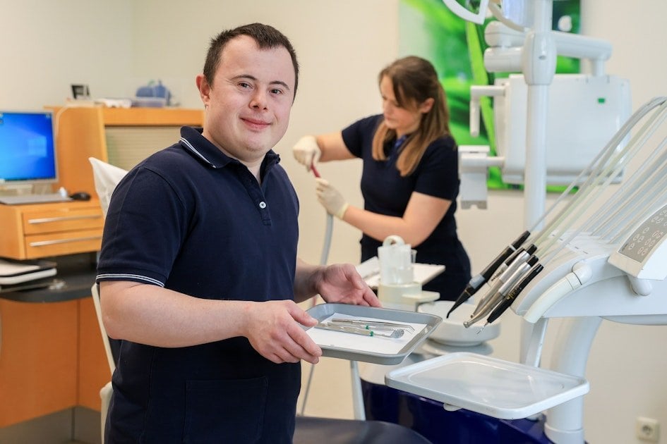 Wie ein Kölner mit Down-Syndrom in einer Zahnarzt-Praxis in Köln-Deutz mitarbeitet