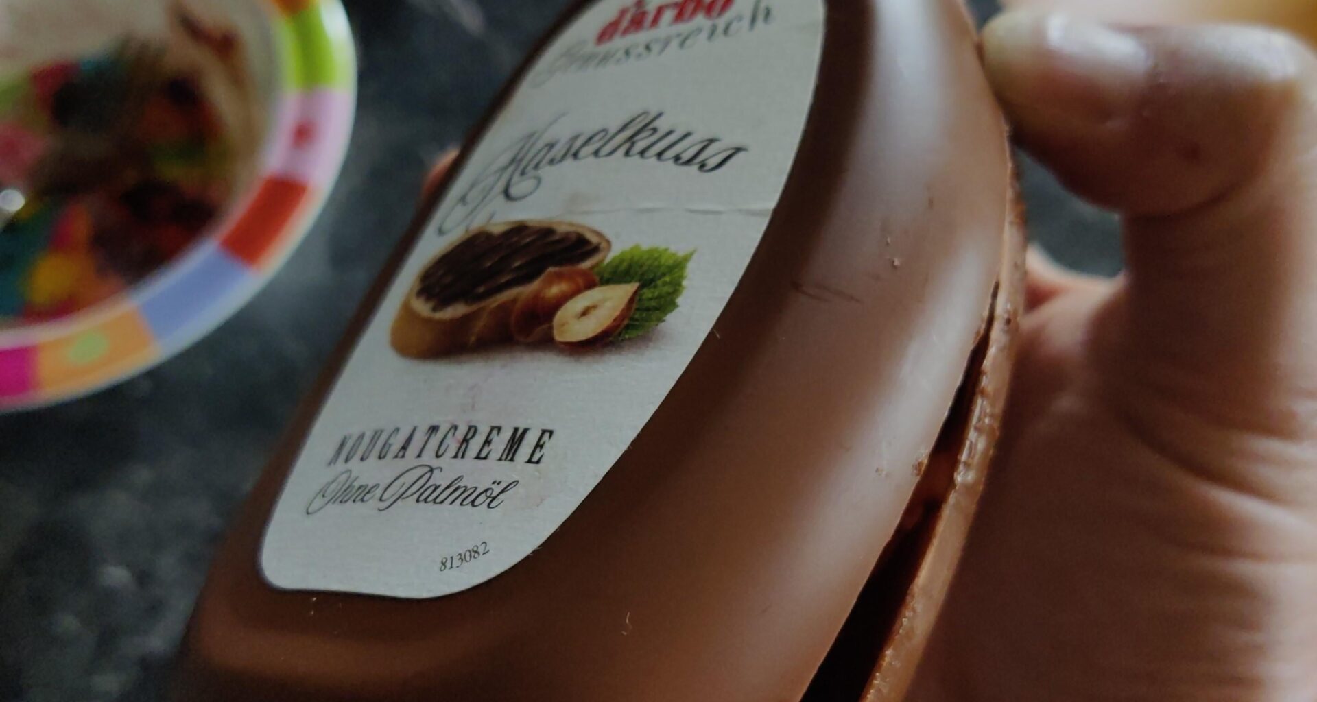 Darbo Nougatcreme - bitte überdenkt die Verpackung. Aus an Nutellaglasl bekomm ich mit dem richtigen Werkzeug das letzt Molekül Creme raus. Diese Plastkiflasche muss ich mühsam aufschneiden - eine riesen Sauerei, Creme ist überall, aber nicht in meinem Mund, sogar a langer Eislöffel passt net rein!