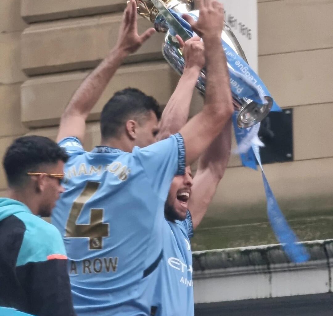 Some snaps I got from yesterday! Rodri & Ruben lifting the trophy, and Ruben holding it.