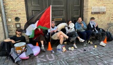 Utilfredse studerende blokerer alle indgange til universitet