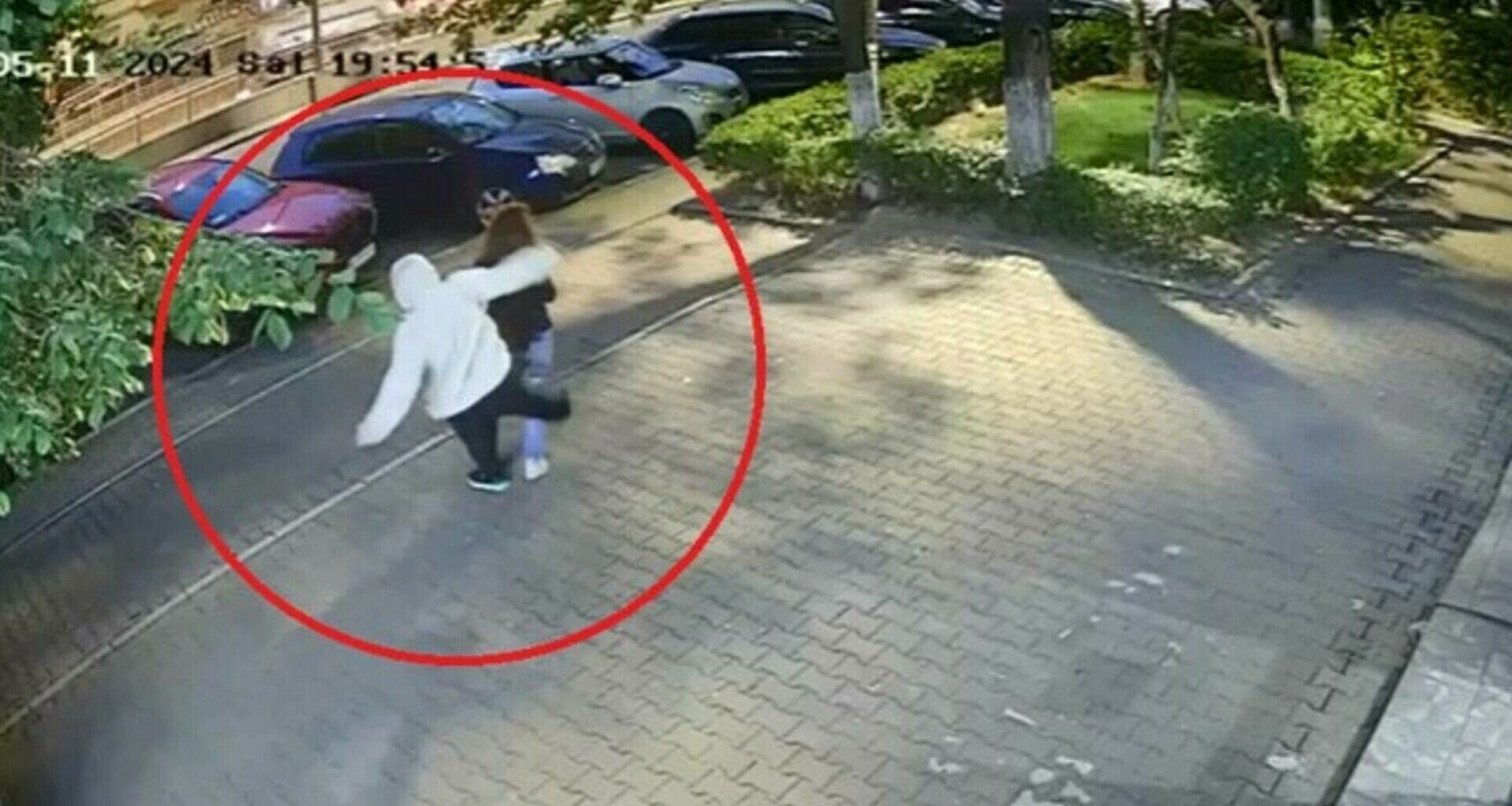 Femeia atacată de un tânăr pe stradă, în București, a suferit o fractură de peroneu. Cei doi nu se cunoșteau. VIDEO