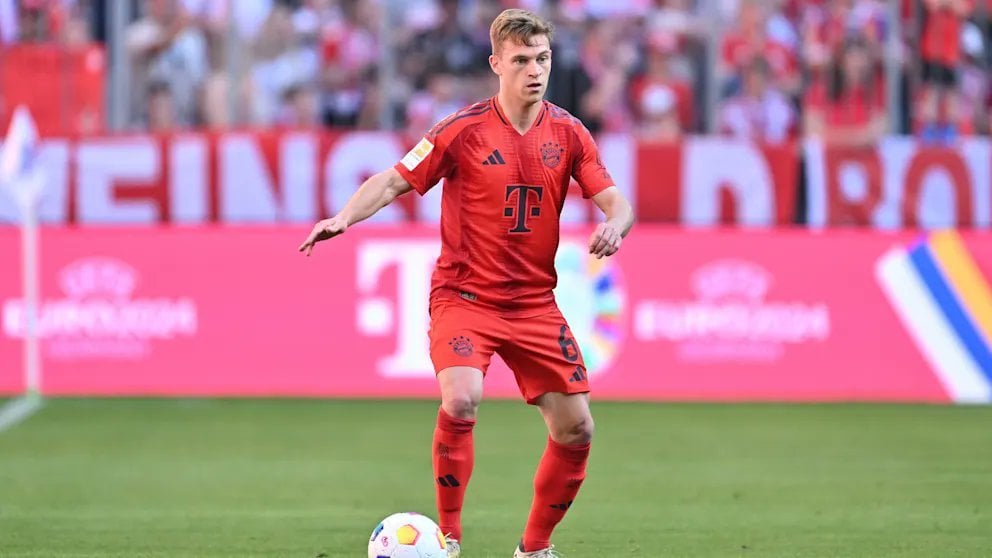 Joshua Kimmich wants to know as soon as possible how Vincent Kompany is planning with him - at right-back or in midfield. [BILD]