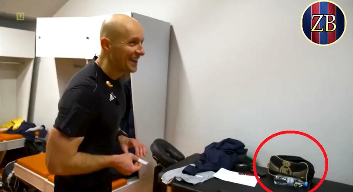 Spotted in referee Szymon Marciniak’s dressing room during the game yesterday