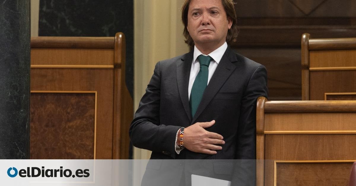 Un diputado nacional de Vox lamenta la quema de una bandera LGTBI en un instituto porque "ensucia la pared"