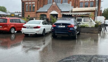 How BMW folk park (2 cars, 3 parking spots), surprise surprise