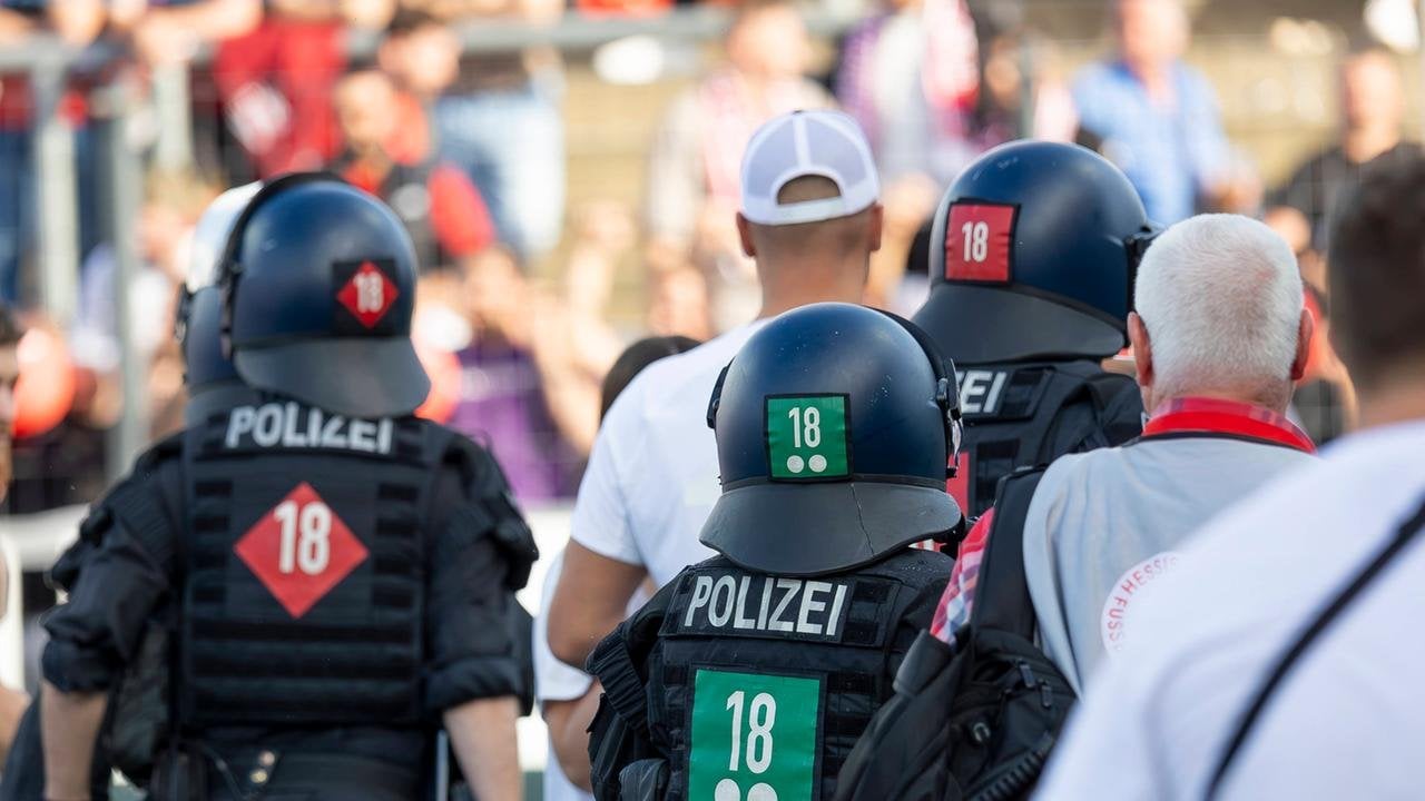 Hessen:  Hitlergruß und Provokationen von Kickers Offenbach-Fans nach Hessenpokalfinale gegen Türk Gücü Friedberg