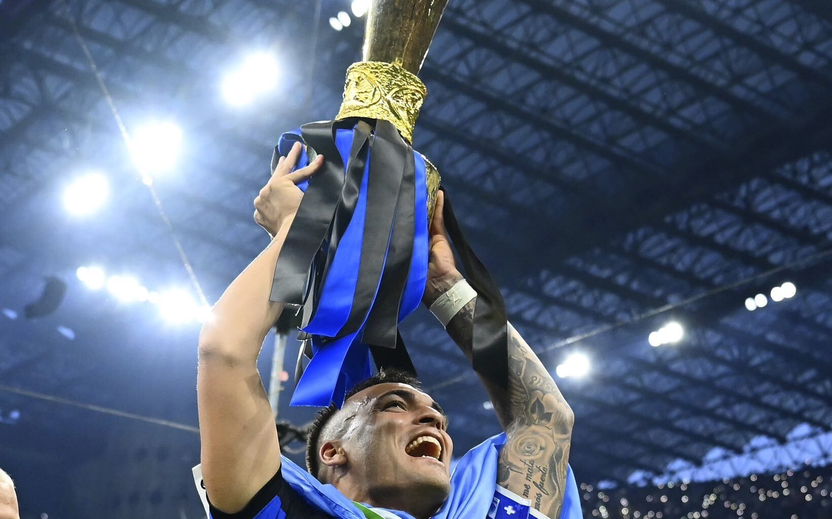 Fabrizio Romano on x: 🚨⚫️🔵 Lautaro Martínez has accepted Inter proposal to sign new contract at the club until June 2029!  Final details to be clarified on add-ons structure and then it will be completed.  Fixed part of the salary already accepted, all set to be signed soon, as per @SkySport. 🇦🇷