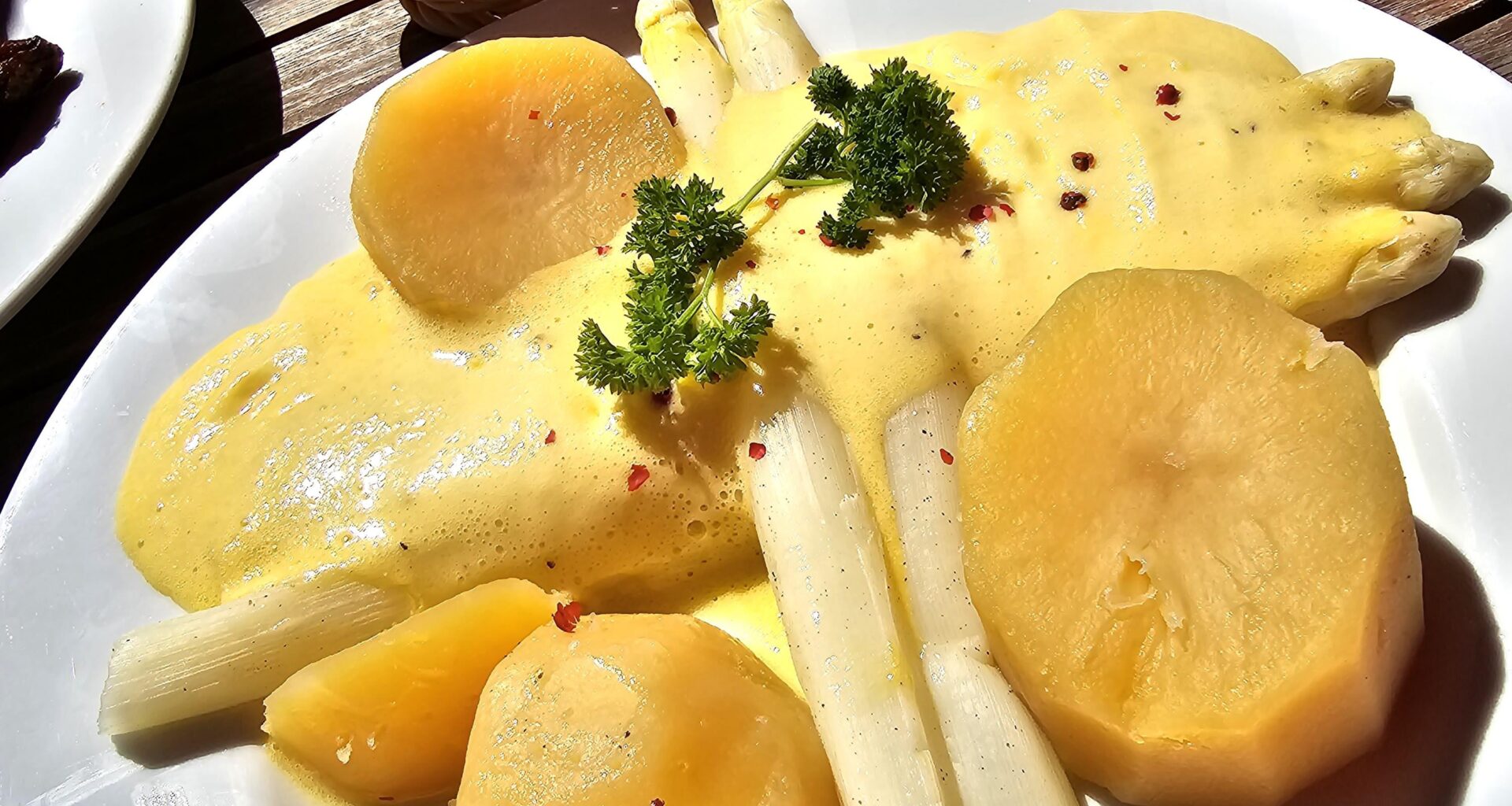 Asparagus with hollandaise and boiled potatoes (Lake Constance, Germany)