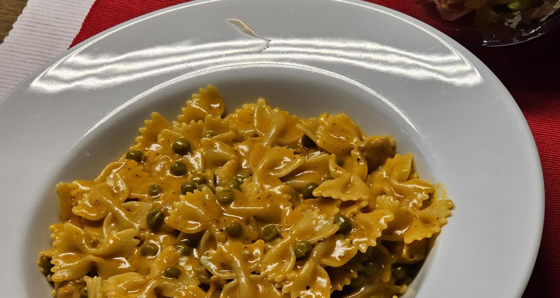 Farfalle at a savoury and creamy red wine sauce, with a side salad