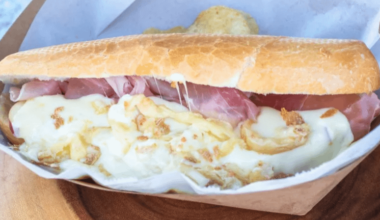 Sandwich à la raclette avec du jambon et des cornichons
