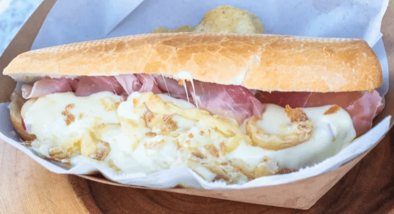 Sandwich à la raclette avec du jambon et des cornichons