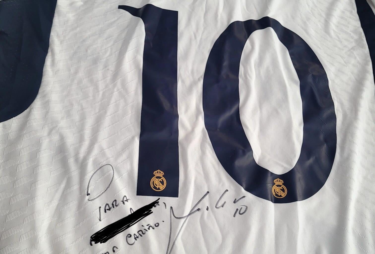 Got a jersey autographed by my favourite player. Unbelievably happy today :)