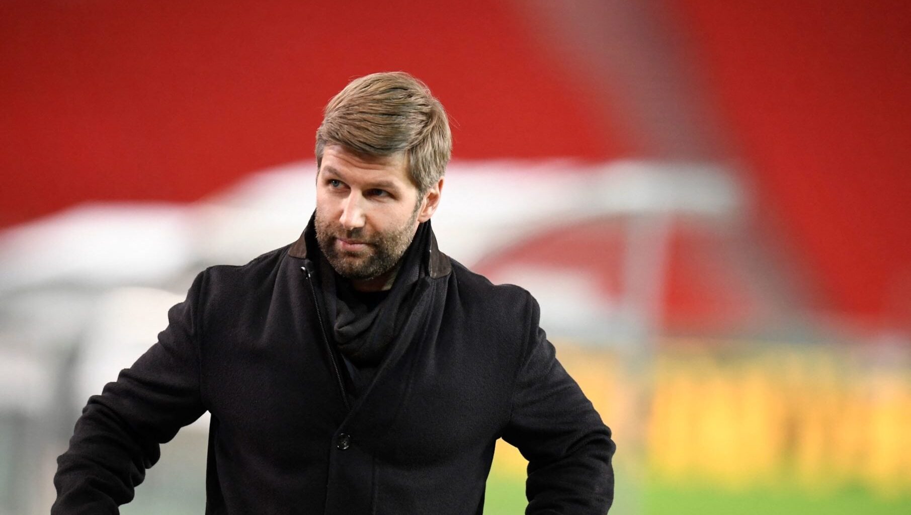 Hitzlsperger kritisiert Hainer: "In dem Moment, wo er bei Bayern durch die Tür geht, setzt der Verstand aus. Jedesmal, wenn ihm ein Mikro unter den Mund gehalten wird, dann sagt er etwas. Zum Trainer, über die Mannschaft, er äußert sich zu Dingen, zu denen er nichts sagen soll."