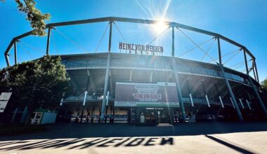 Hannover 96 legt Pyro-Strafen auf Fans um: "Die Umlage betrifft die Blöcke des Stadions, in denen im Rahmen von Heimspielen insbesondere durch das Abbrennen von Pyrotechnik Strafen verursacht wurden. Die Preise werden in diesem Bereich um durchschnittlich rund 22 Prozent erhöht."