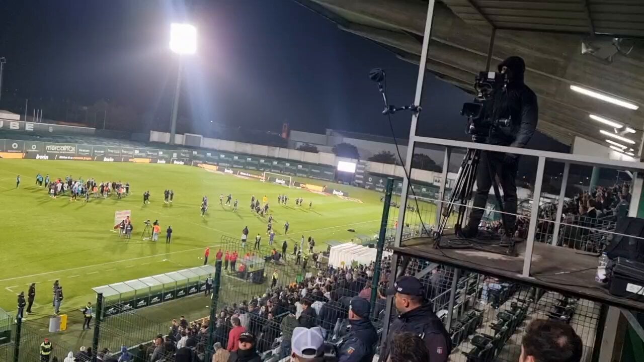 Adeptos que se deslocaram a Vila do Conde descontentes com a equipa do Benfica