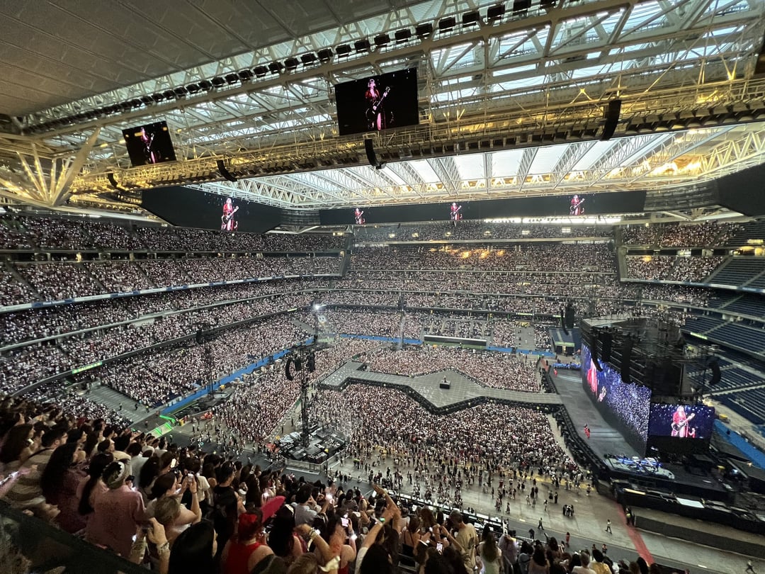 Images of the Bernabeu at the Taylor Swift concert (via Fanaticos_RMCF on X)
