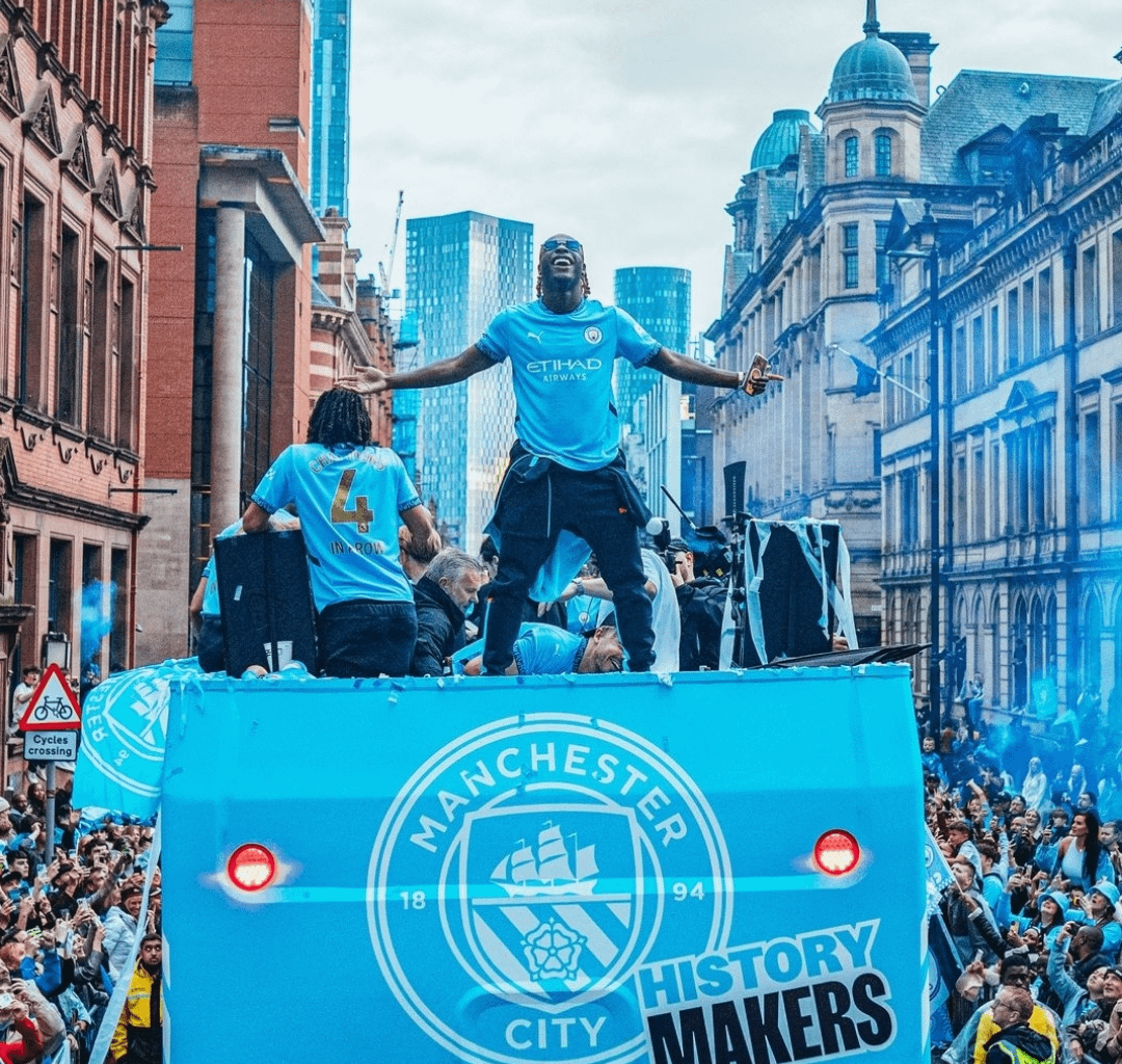 Doku Celebrating On The Parade Bus