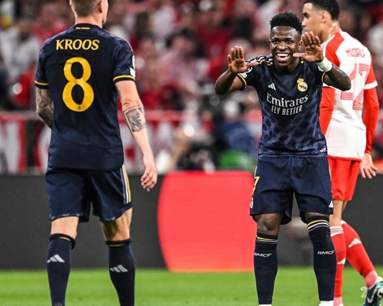 Vini giving Kroos the much deserved respect after that unreal pass