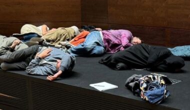 "En el suelo, sin ayuda del exterior y con la luz cortada": así está siendo desde dentro el inédito encierro de las dependientas de Inditex en la sede de la compañía