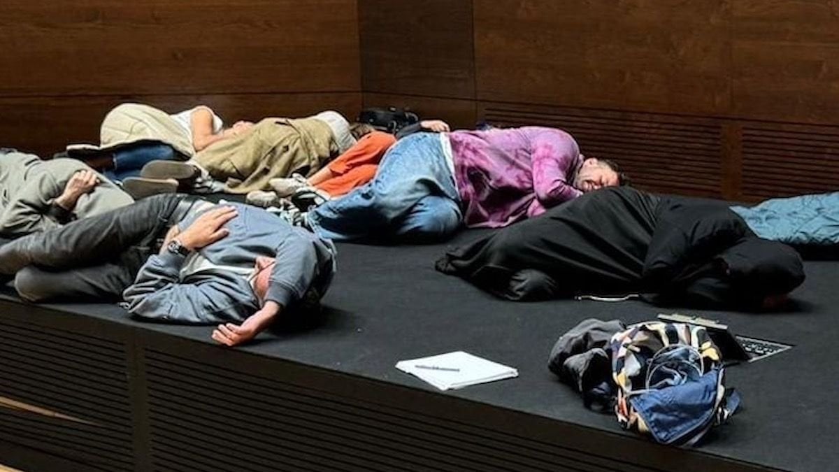 "En el suelo, sin ayuda del exterior y con la luz cortada": así está siendo desde dentro el inédito encierro de las dependientas de Inditex en la sede de la compañía
