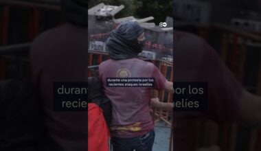 Duros enfrentamientos entre policía y jóvenes frente a la embajada de Israel en México