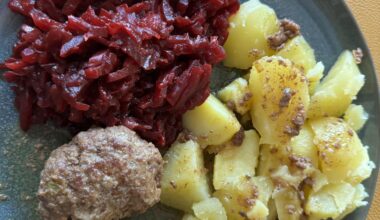 Meatball with beetroot and potato