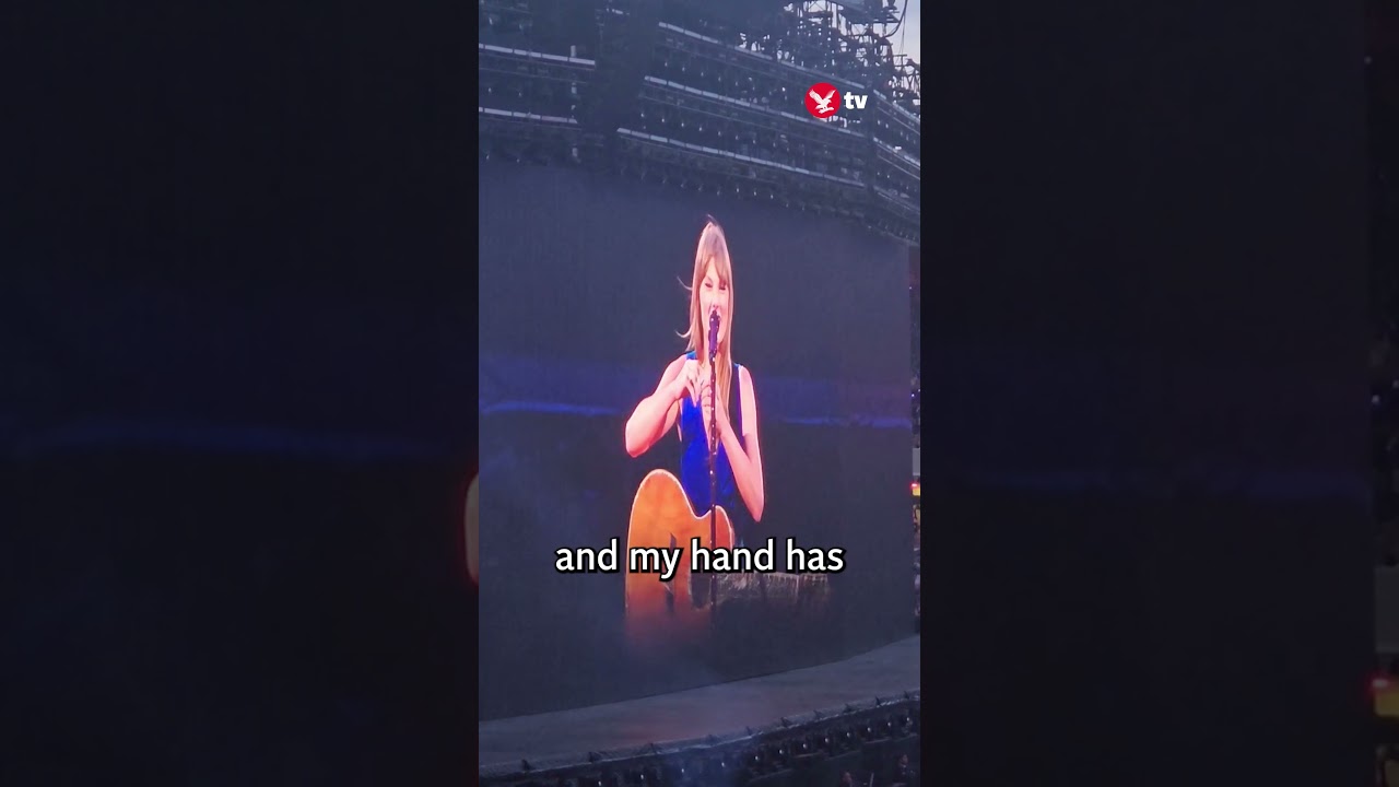 Taylor Swift stops concert to massage 'claw' hand #music #shorts
