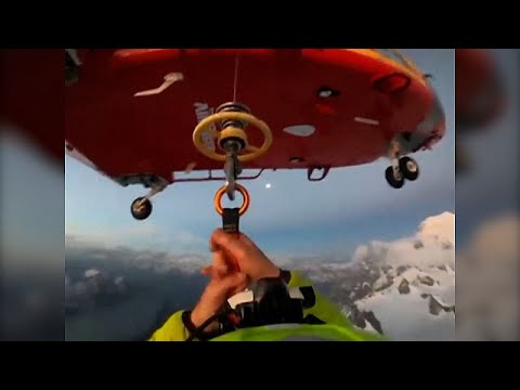 No Comment : Impressionnant sauvetage de 3 polonais après une nuit en montagne | euronews 🇫🇷
